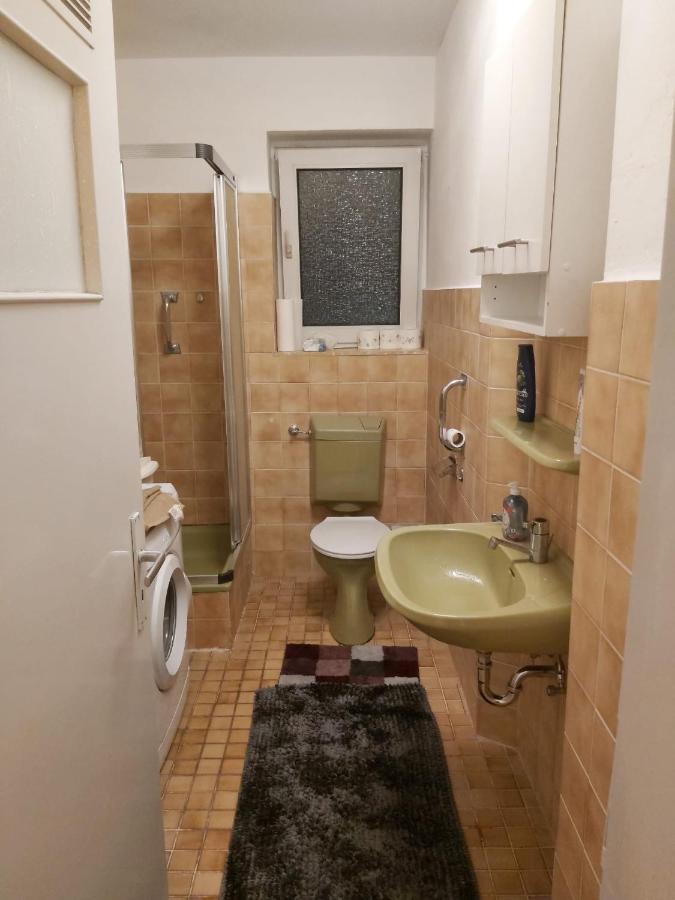 Apartment 1 Zimmerwohnung Mit Kueche, Balkon Und Badezimmer In Apartmen Düsseldorf